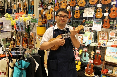 スタッフ写真 音楽教室 発表会 ウクレレ ギターアドバイザー 佐藤