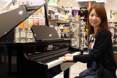 スタッフ写真 電子ピアノ ピアノアドバイザー ファンシー 木下まなみ