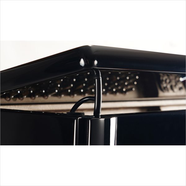 トップサポート<br />
屋根を支え、ピアノ内部の音を演奏者が確認できるトップサポートにブラックパーツを採用。