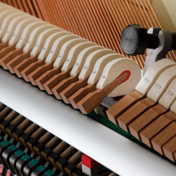 ロイヤルジョージ・フェルト使用ハンマー<br />
世界のコンサートグランドピアノで使われるハンマーフェルト。ピアニッシモからフォルテシモまでの幅広い大間にクスでの演奏を可能にしました。