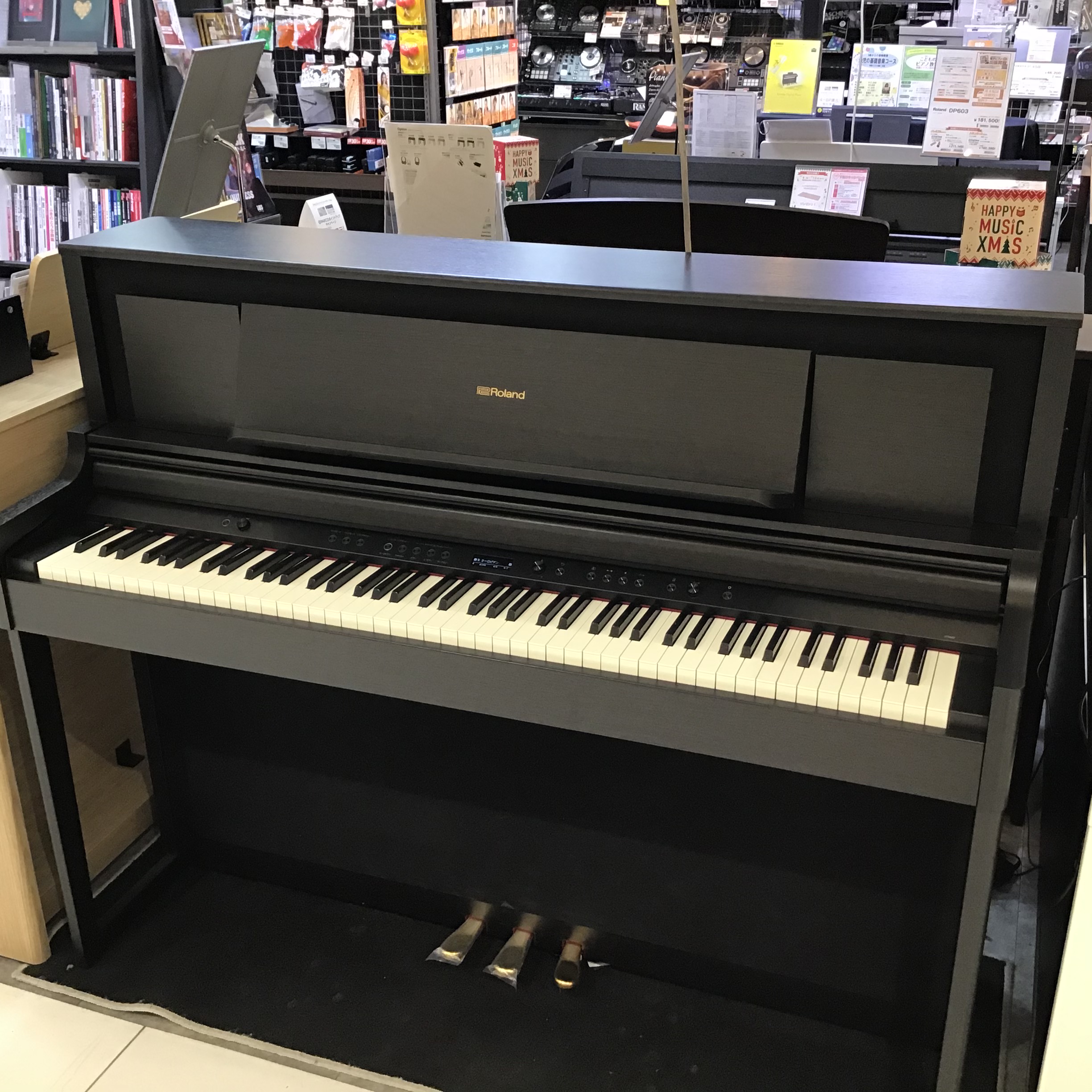 *ROLAND LX706GP KR展示特価　　即納可能！！ **津田沼パルコ店　店頭展示品一台限りの特価品 こんにちは。電子ピアノ担当の髙橋です。]]一台限りのお得な情報をご案内します。 ROLAND電子ピアノの大人気機種LX706GP KR（黒）が[!!通常価格￥308,000!!]の所、展示品 […]