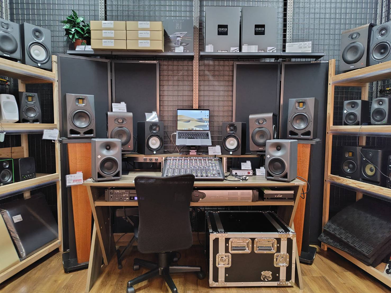 当店では様々なモニタースピーカーを取り揃えております。 YAMAHA等の定番モニターからADAM、Genelec,Focalといった1ランク上のスピーカーまで幅広く取り揃えております。 初心者の方から上級者の方まで、満足いただけるラインナップとなっておりますので一度梅田茶屋町店までお立ち寄りください […]