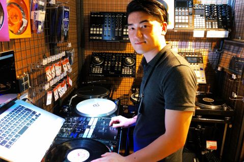 スタッフ写真 DJ機器/ヘッドホン・イヤホン・スピーカー 西岡