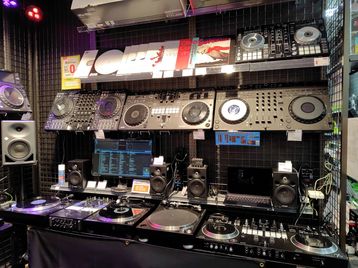 *品揃え豊富な各種プレーヤー・コントローラー、現役クラブDJのスタッフがお待ちしております。 島村楽器梅田ロフト店では、 何が自分に合った機材はなんやろ？いろいろあるけど何が違うん？？ そもそもなにをしてるん？どうすればDJになれるん？？ そんな皆様にすべてをクラブDJ基準の知識を踏まえてお答え致し […]