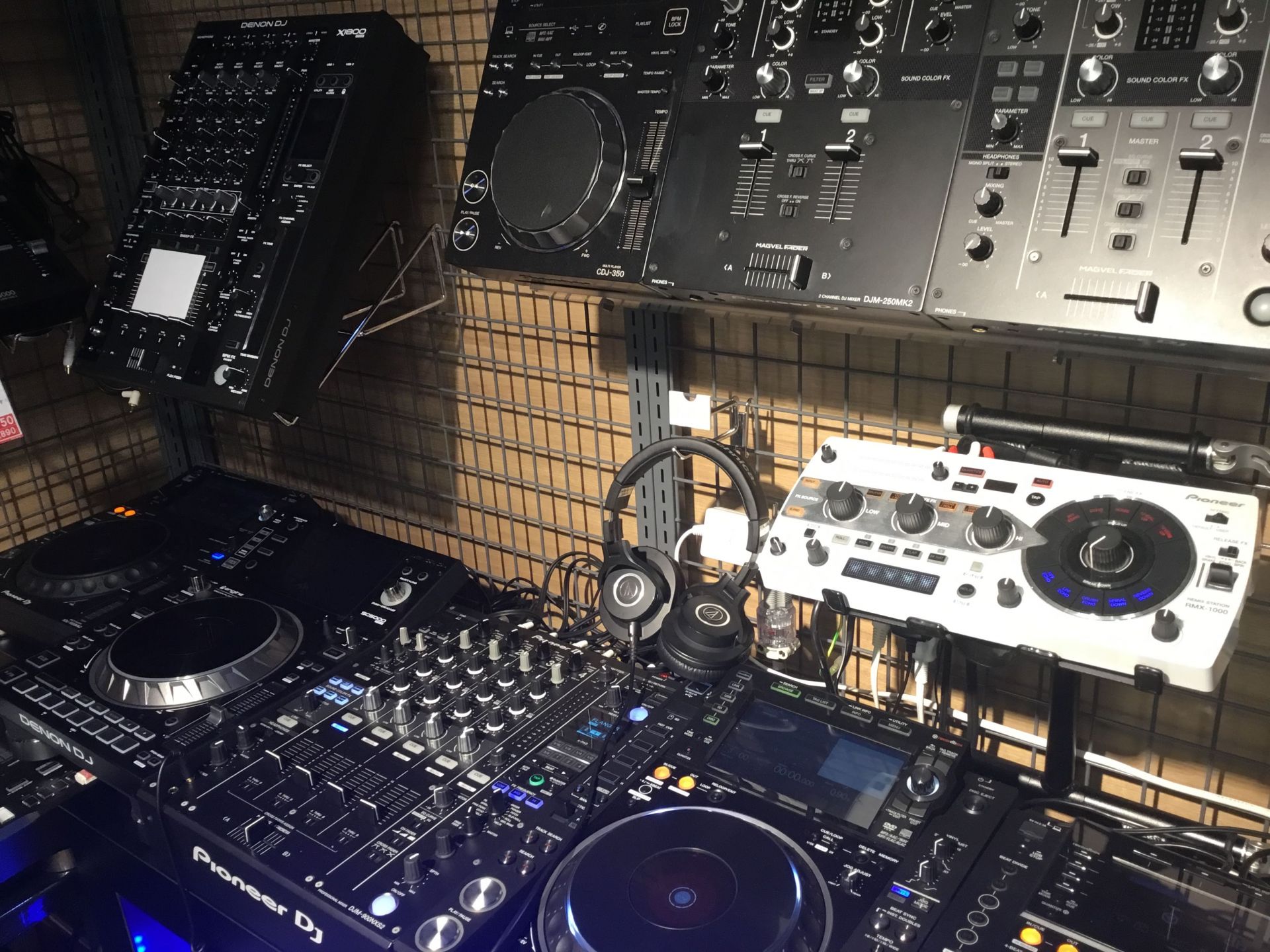 *ターンテーブルからコントローラーなど選りすぐりのDJ機材置いてます！ 島村楽器 梅田ロフト店ではDJブースを彷彿とさせる空間でDJ機材をゆっくりと選ぶことが出来ます。 ちょっと始めてみたい初心者DJから、本格的なクラブで活躍している現役DJにもオススメ出来る機材を取り揃えております。専門性の高いス […]