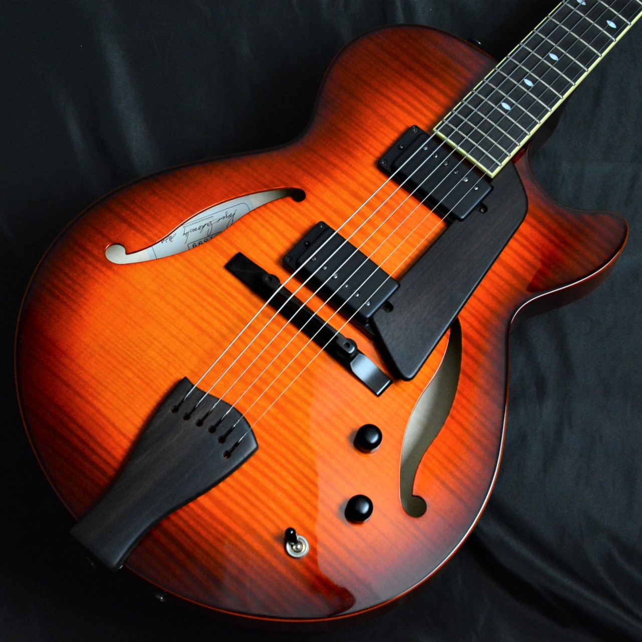 Sadowskyから取り回しの良いサイズで音の立ち上がりの速さ特徴のフルアコSadowsky LS-15 / Sienna Burst