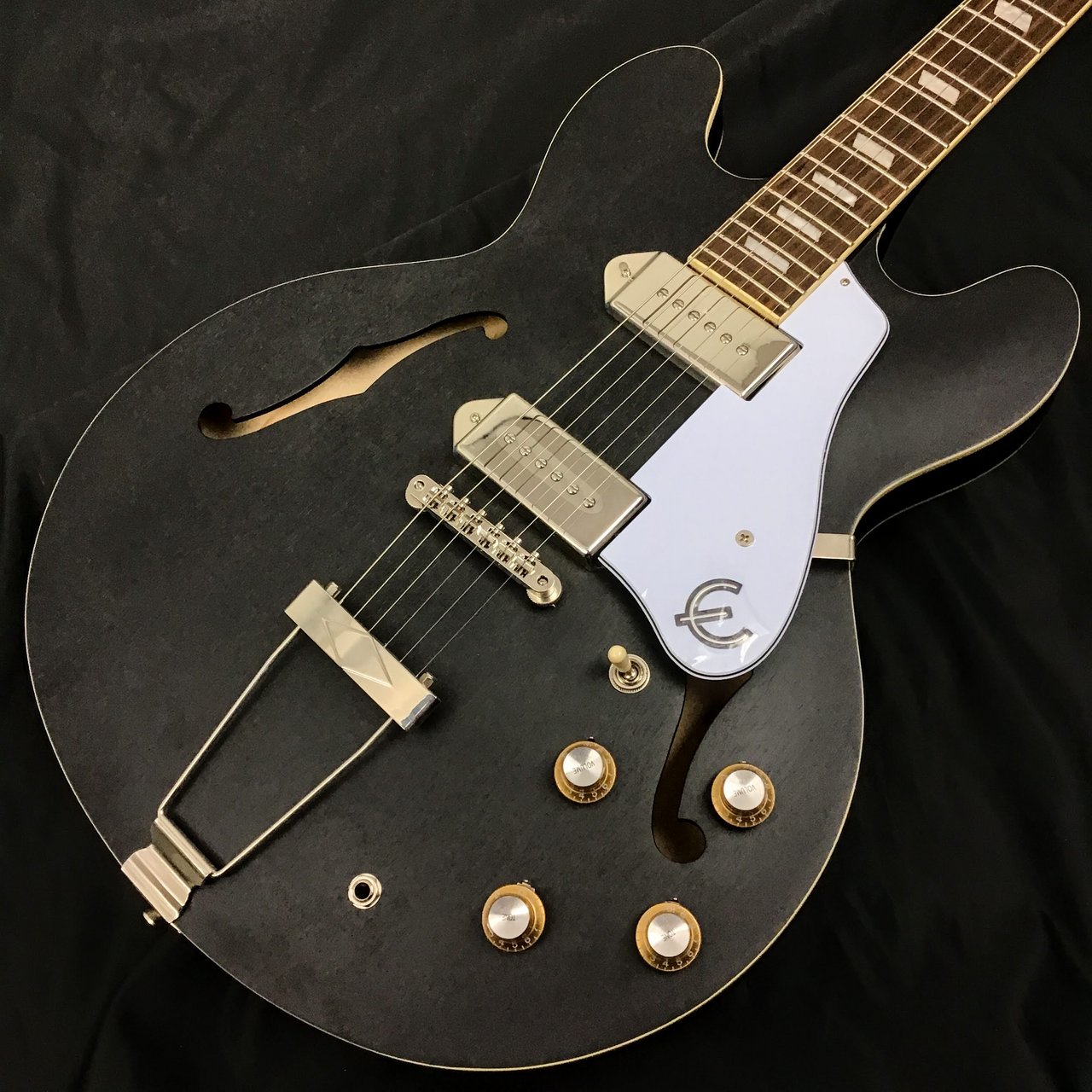 人気のエピフォン・カジノが新たにウォーン・フィニッシュモデルEpiphone Casino Worn / Worn Ebony
