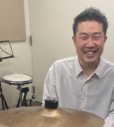 CONTENTSプロフィールインタビュー発表会・イベントの紹介システム・料金体験してみるよくある質問お問い合わせプロフィール 16歳からドラムを始め、音楽専門学校に進学。 自身のバンドがつんく♂氏プロデュースでデビュー。 全国ツアーやワンマンライブを行いながら、吉田山田や海外アーティストなど国内外問 […]