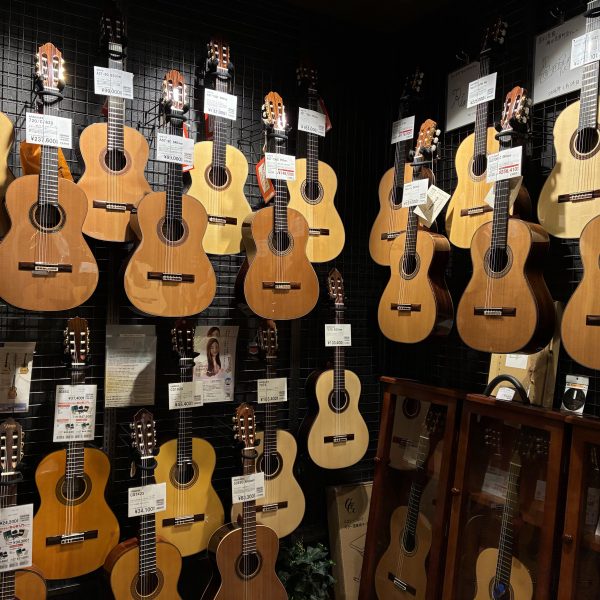 店内クラシックギターコーナー