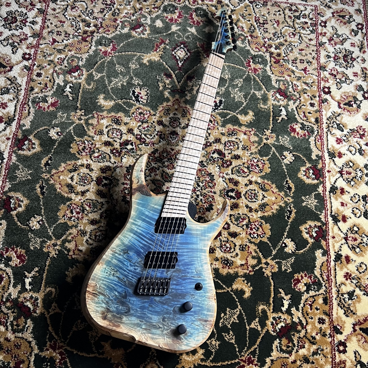 SKERVESEN GUITARSRaptor 6 Poplar burl / Black limba Silver Blue