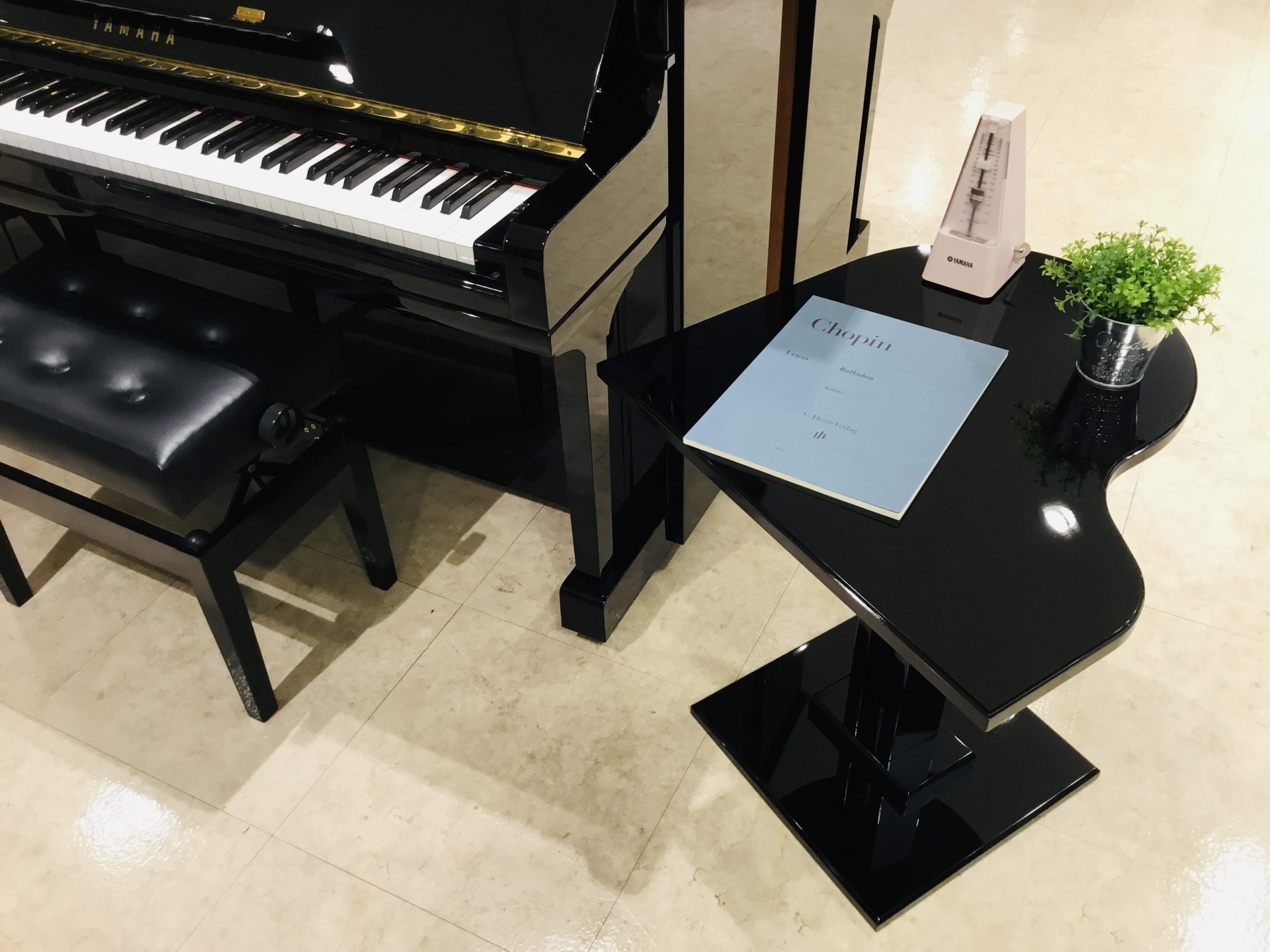 グランドピアノ型サイドテーブル発売！展示ございます！