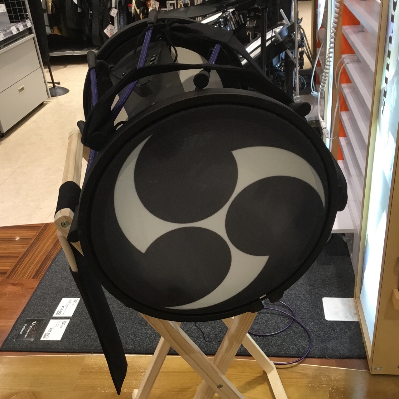 *ご自宅でも全力で叩ける電子和太鼓 TAIKO-1 が遂に発売！店頭展示中、インターネットからのご購入も承ります！ |*メーカー|*品番|*販売価格(税込)| |Roland|TAIKO-1|[!￥140,800!]| TAIKO-1は、世界初の担ぎ桶スタイルの電子和太鼓です。桶胴太鼓の音色だけでな […]