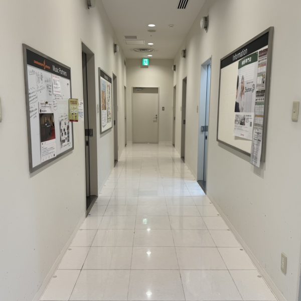 ご試奏の際は個室防音室での試奏が可能です（11部屋、要予約）。<br />
静かな環境でゆっくりとギターをお選びいただけます。<br />
（レッスン状況によりご利用できない場合がございますので、担当スタッフまでお問い合わせくださいませ。）