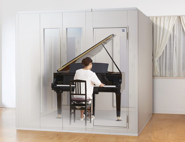 当店では、組み立て式の防音室からお部屋丸ごと防音工事や部分工事も承っております。YAMAHA,KAWAIを始め多くのメーカーの新品から中古まで幅広く取り扱っており、お客様のお悩み、ご要望に合わせたご提案をさせて頂きます。 CONTENTSタイプ別のご紹介各楽器に最低限必要な防音室のサイズは？「音」と [&hellip;]