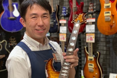 スタッフ写真 ギター、ピアノ担当 田部井