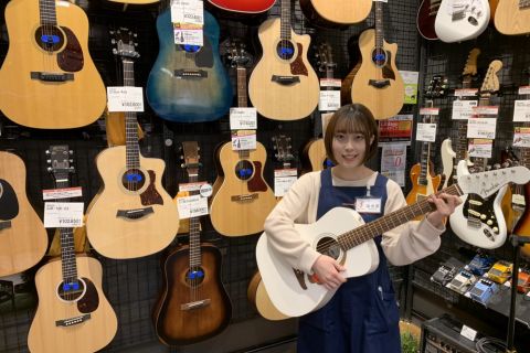 スタッフ写真 アコースティックギター担当 海老原