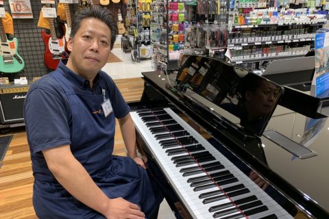 スタッフ写真 副店長、ピアノ、ギター 井出