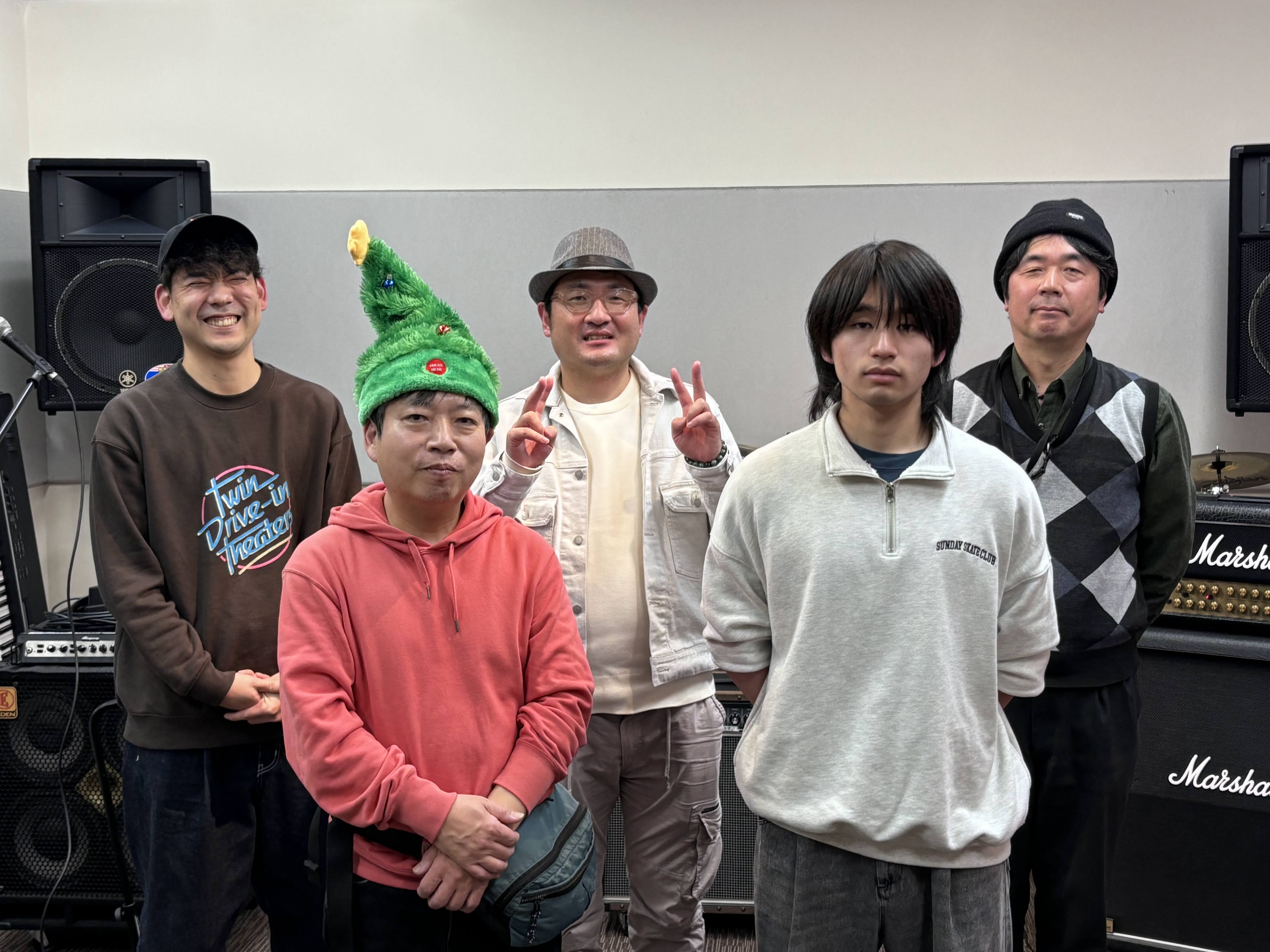 今年も終わりが近づいて参りました！今年最後のインストアライブ！！ ブログ第3号～12/22(日)インストアライブ～ 1 . 佐藤 正義 完全クリスマス仕様の佐藤正義さん！今回は沢山のクリスマスソングを演奏して下さいました！！ 2 . 塩貝電機 いつもお洒落な演奏で、今回はクリスマスという事で戦場のメ […]
