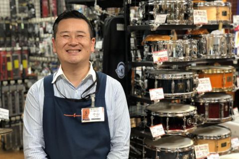 スタッフ写真 副店長 ドラム/ドラムアクセサリー/デジタル商品/防音商品/ギタセレ・デジマート 小山