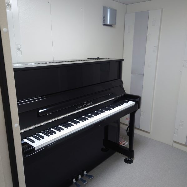 YAMAHA セフィーネNS  AMDC25H<br />
室内にはアップライトピアノを設置。室外への音の減少は勿論、室内の音の響きもご体感頂けます。