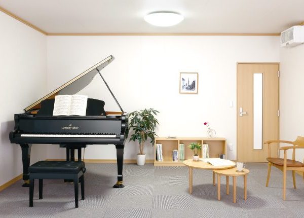 お部屋丸ごと防音工事（在来工事）<br />
・出来る限りお部屋を広く、有効に使うことができる<br />
・広い空間の為、自由度も高く、音の響きにも余裕がある<br />
・主な使用用途：ピアノ、レッスン部屋、アンサンブル、レコーディングなど