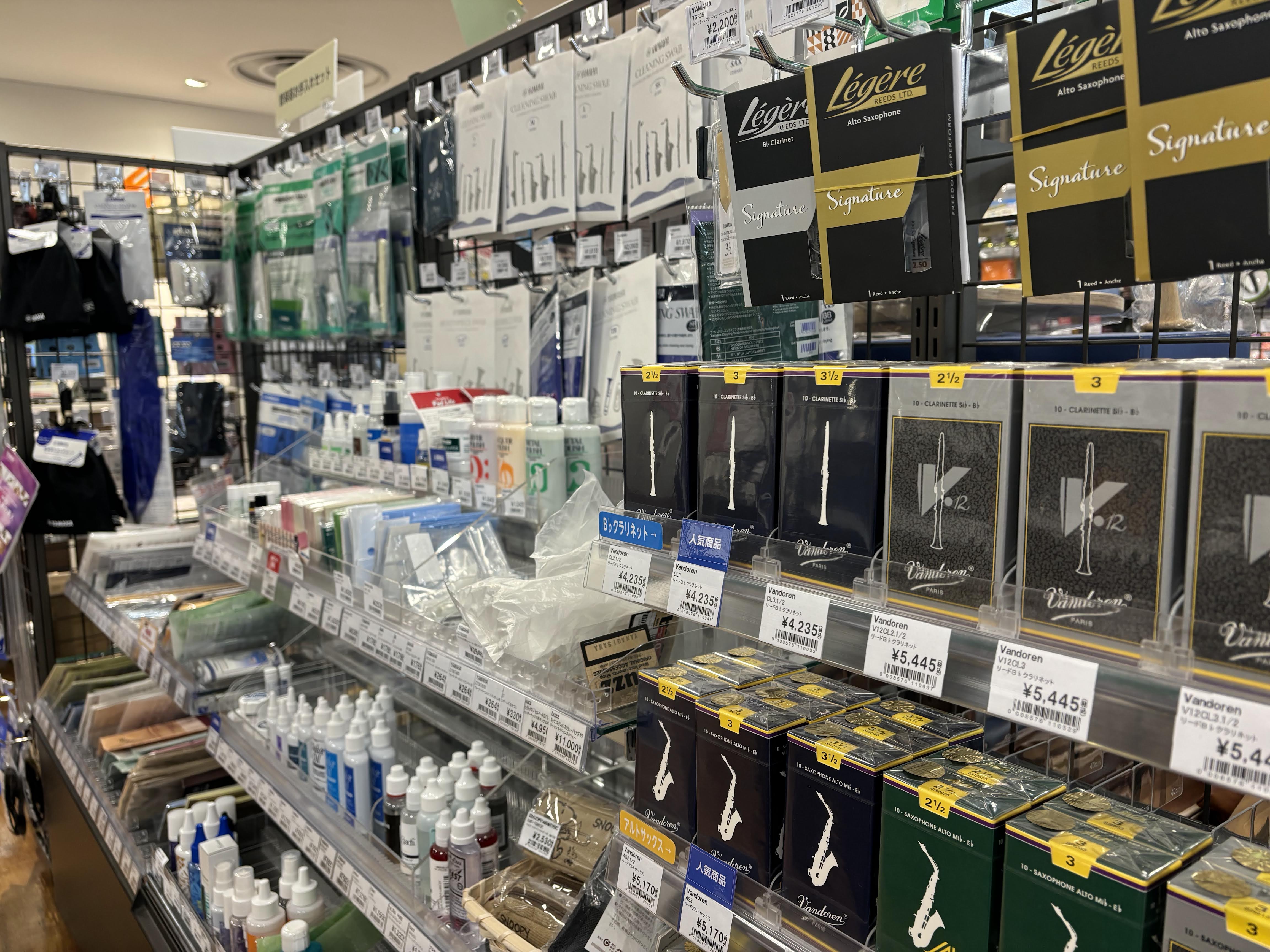 こんにちは！島村楽器FKD宇都宮店 管楽器担当の白石(しらいし)です♪4月から吹奏楽部への入部、入部を検討している学生の皆さま！吹奏楽部での10年間の経験をもとに私が「コレは持っておくべき必需品」をこちらの記事でご紹介します✨紹介する商品は店頭にて取り扱い、もしくはお取り寄せ出来ますので是非参考にし […]