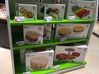 知育楽器「PLANTOY」が和歌山店にも入荷しています♪お子様の目をひく色使いと木の温かみは小さなお子様のファーストトイとしてもおすすめです。 *PLANTOYとは 環境への愛と敬意が生み出した、喜びを与えるようなおもちゃ。素材にもこだわり、世界で初めて防腐剤を使わず、ゴムの木の廃材を再利用していま […]