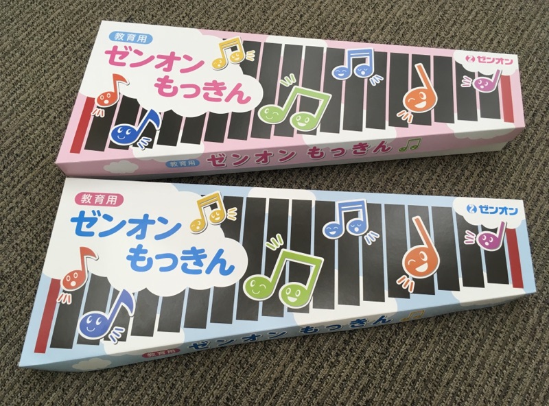 *ゼンオン　木琴　NO.180WA ＆ NO.181WA 木琴は温かみのある音色で、幼稚園や小学校の合奏でも大人気の楽器です。近頃は大人の方からのお問い合わせも増えてきました♪小さいながらも本格的な木琴はいかがですか？ **NO.180WA～幹音のみ18鍵盤～ 半音部のないシンプルな構成です。 |* […]