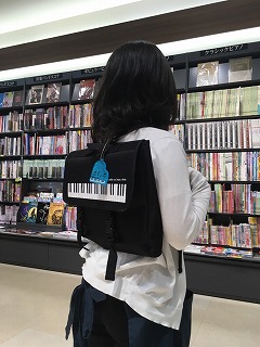 こんにちは！音楽雑貨担当の岸本です。 レッスン用のみならず、通学のサブバックやお出掛けにも最適なレッスンバックを沢山ご用意しましたのでご案内致します！お店の入り口にこんな感じ⇩で展示しています♪ *音楽モチーフのバックで楽しくレッスンに通いましょう♫ **リュック型レッスンバック 両手があいて安心の […]