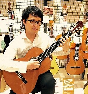 スタッフ写真 アコースティックギター・エレキギター・エレキベース・ウクレレ・ギター関連小物類 田下
