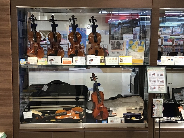 *バイオリン選びは島村楽器イオンモール和歌山店にお任せください♪ みなさま、こんにちは。弦楽器アドバイザーの鶴岡です。]]こちらでは店頭にございますバイオリンのラインナップをご紹介致します。店頭にてお試し頂けますので、ぜひ音色を確かめにご来店くださいませ。また、こちらに記載してない商品も多数取り扱っ […]