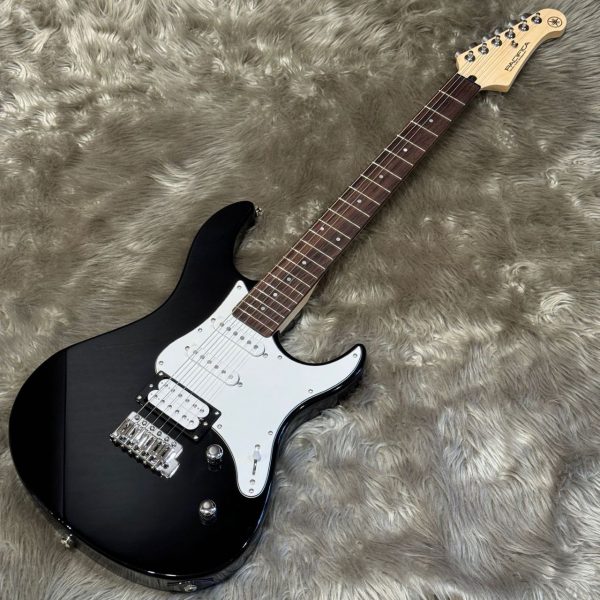 PACIFICA112V (ブラック)<br />
￥ 38,500 (税込)<br />
シャープで歯切れのいいサウンドと、ヘビーでパワフルなサウンドが1本のギターで得ることが出来ます。<br />
1本のギターでいろんなジャンルをカバーしたい方には良い選択になるのではないでしょうか！<br />
永遠の定番、クールなブラックです。
