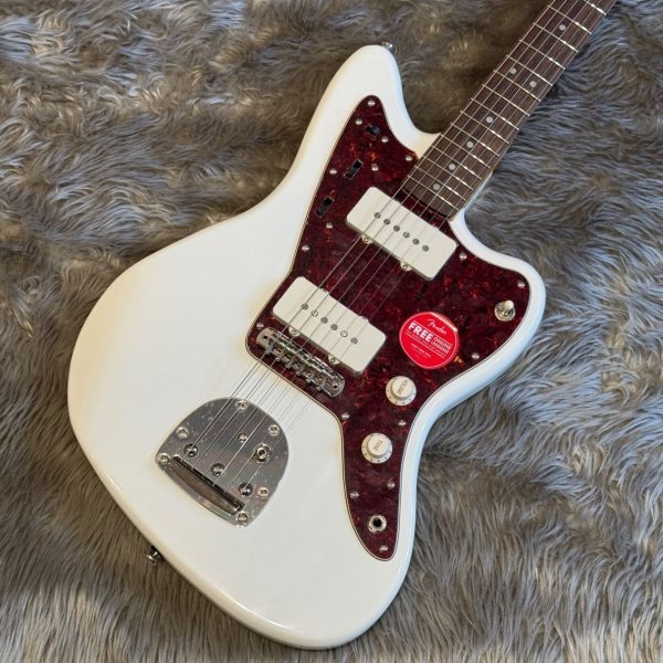 Classic Vibe ’60s Jazzmaster Laurel Fingerboard (Olympic White)<br />
￥ 67,100 (税込)<br />
ジャキジャキなサウンドをお求めなら、ジャズマスターにお任せ。音色、非対称なデザインなど独特なギターですがギターボーカル系の方に非常に人気があります。<br />
ストラトタイプやテレキャスタータイプと比べるとじゃじゃ馬な部分は随所に見られますが、それだけに可愛いと思える個性的なギターです。