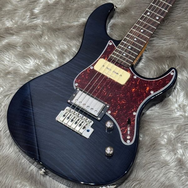 PACIFICA611VFM （トランスルーセントブラック）<br />
￥ 79,200 (税込)<br />
高価なギターにも採用される高品質なピックアップマイクを搭載することでサウンドクオリティーが飛躍的に向上！<br />
ネック裏も艶出し塗装で美しく耐久性を持たせています。<br />
ブリッジ・ペグ・ピックアップマイクという、ギターの音・操作性の良し悪しを決める部分に高品質なパーツを搭載しています。<br />
こちらは某アニメの影響で今一番人気のあるパシフィカシリーズとなっています。