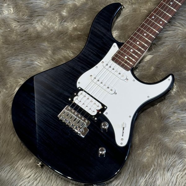PACIFICA212VFM (トランスルーセントブラック)<br />
¥ 44,000 (税込)<br />
PACIFICA112Vに美しいトラ目の木材を表面に張り付けた、かっこよさが大幅アップのモデル！<br />

