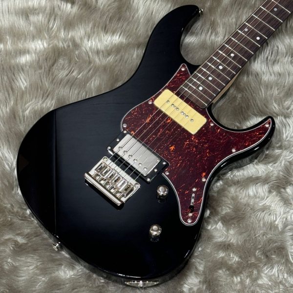 PACIFICA311H (ブラック) <br />
￥ 48,400 (税込)<br />
ピックアップマイクを変更することで、よりパワフルでスムーズなサウンドを得ることが出来るようなっています。<br />
また、ペグを高品質な物に変更することで、よりスムーズで精度の高いチューニングでできるようになっています。<br />
アームバー非搭載のモデルなので、音の伸びも格段に良くなっています。<br />
