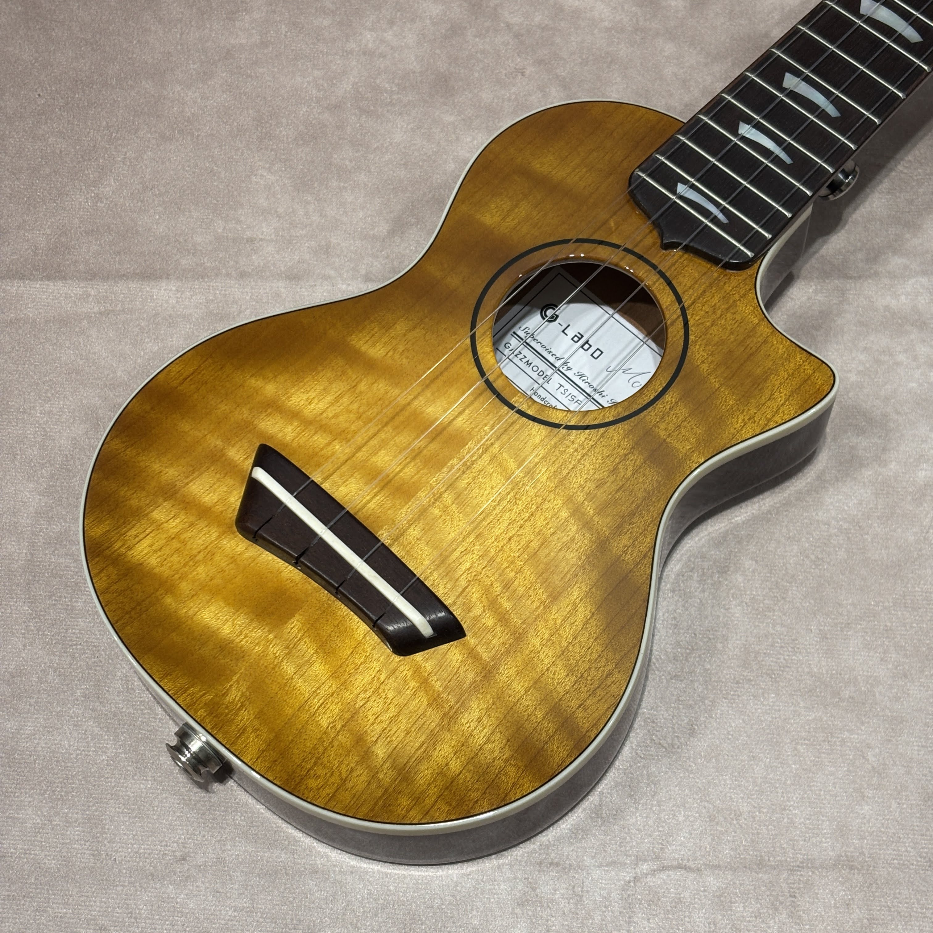 個性的なカッタウェイが遊び心をくすぐるガズモデル　イエローサンバースト　ソプラノ 15F P.Uあり