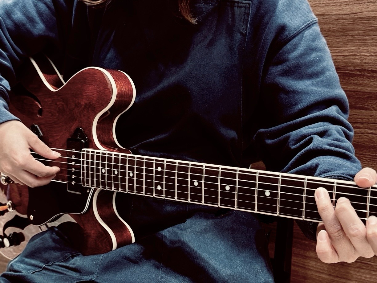 CONTENTS当イベントについてご参加頂ける方内容について参加のお申し込みはコチラから♪当イベントについて 「アドリブでソロを弾けたら良いのにな」「コードネームだけで適当にバッキング出来るようになりたいな」と思うけれど、何からはじめたら良いか分からない・・・。けど本を見ながらやっても難しくてよく分 [&hellip;]