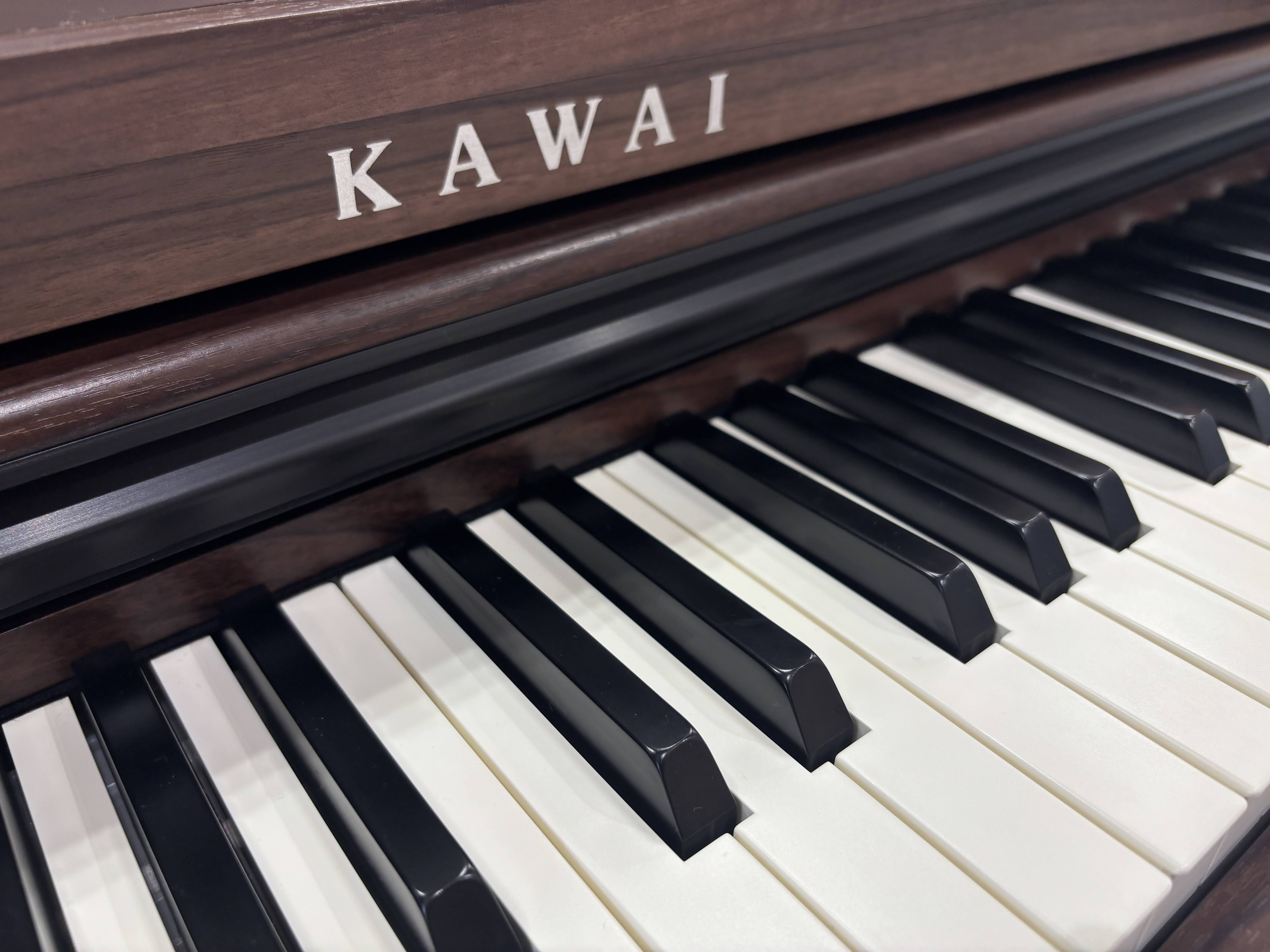 CN201後継機種。音域別専用ウェイテッドハンマーにより、低音は重く、高音は軽いタッチの違いを再現！