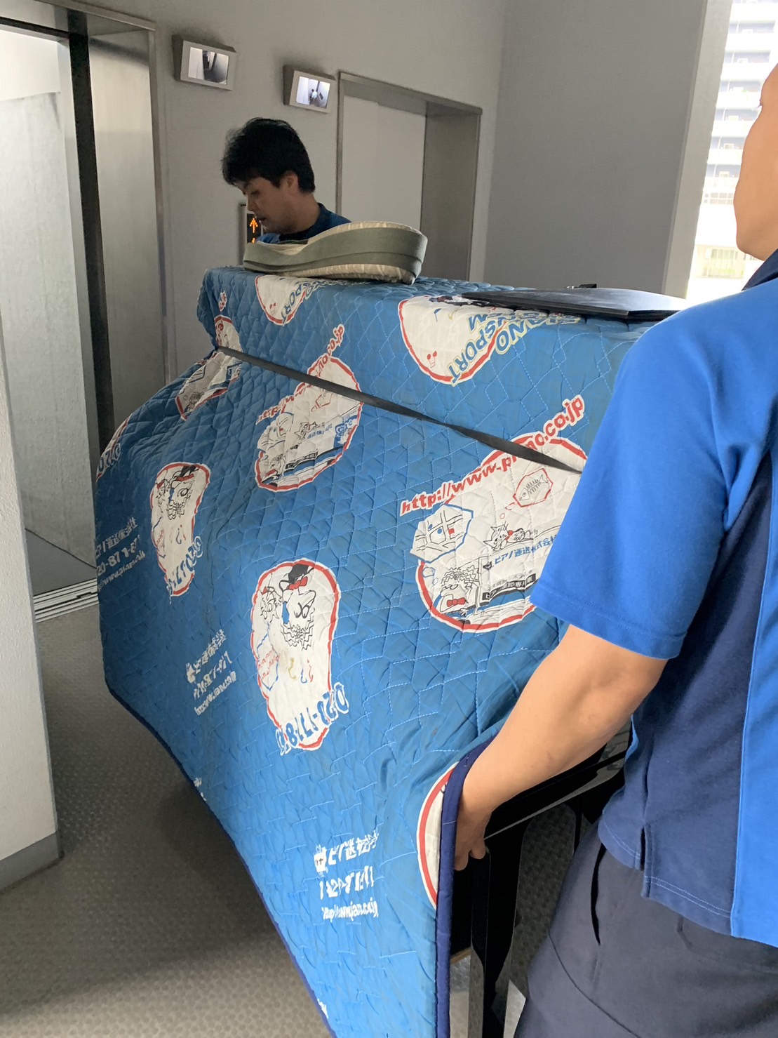 エレベーターに運び入れます。
