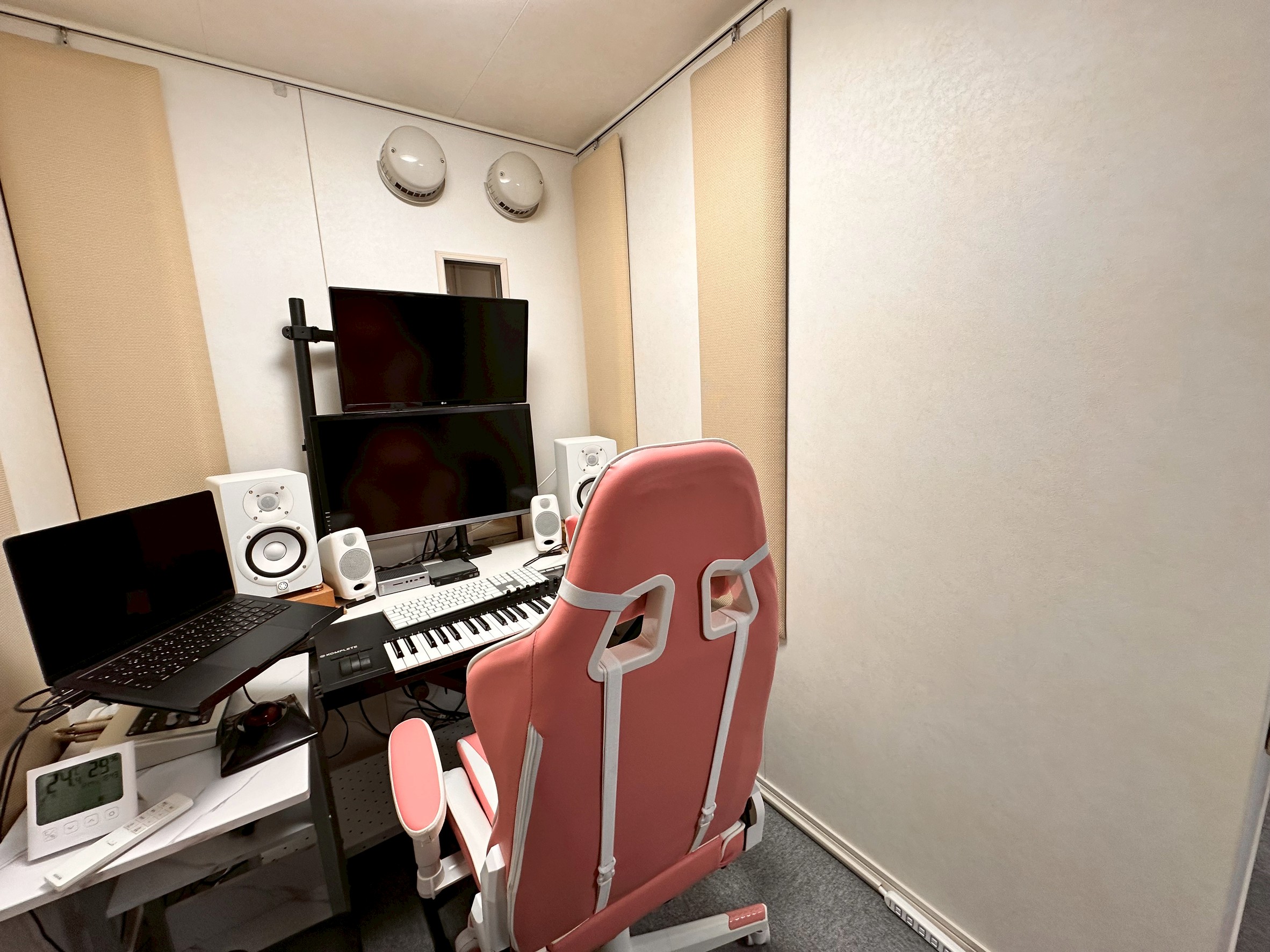 実はL字の防音室になっており、同じお部屋にDTMセットも完備！
音楽好きにはたまらない最高のお部屋ですね♪