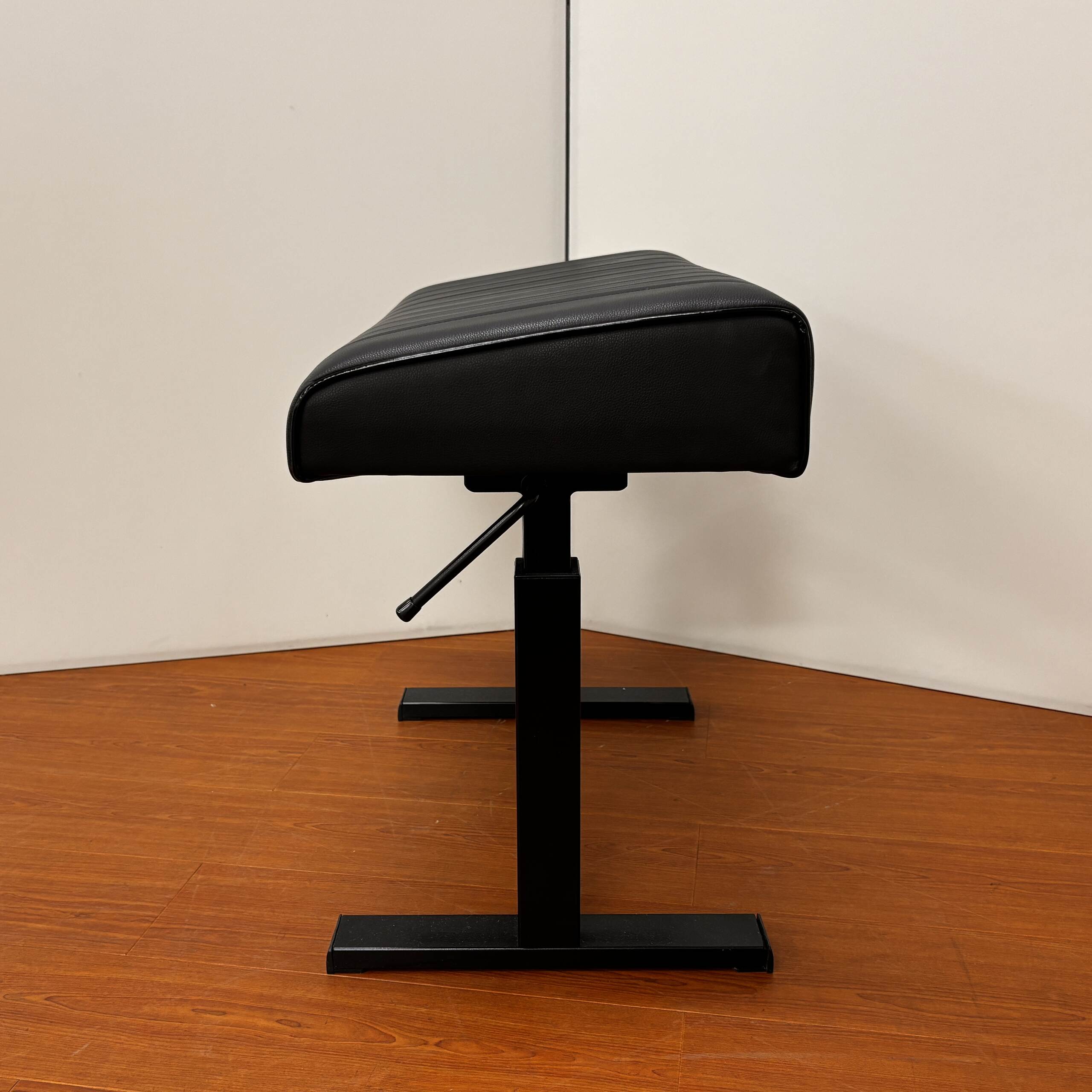 DISCACCIATI(ディスカチャーチ)/810 ERGO　ガス圧式
¥88,000(税込)
正しい姿勢で弾けるように少し前に傾斜がついています。