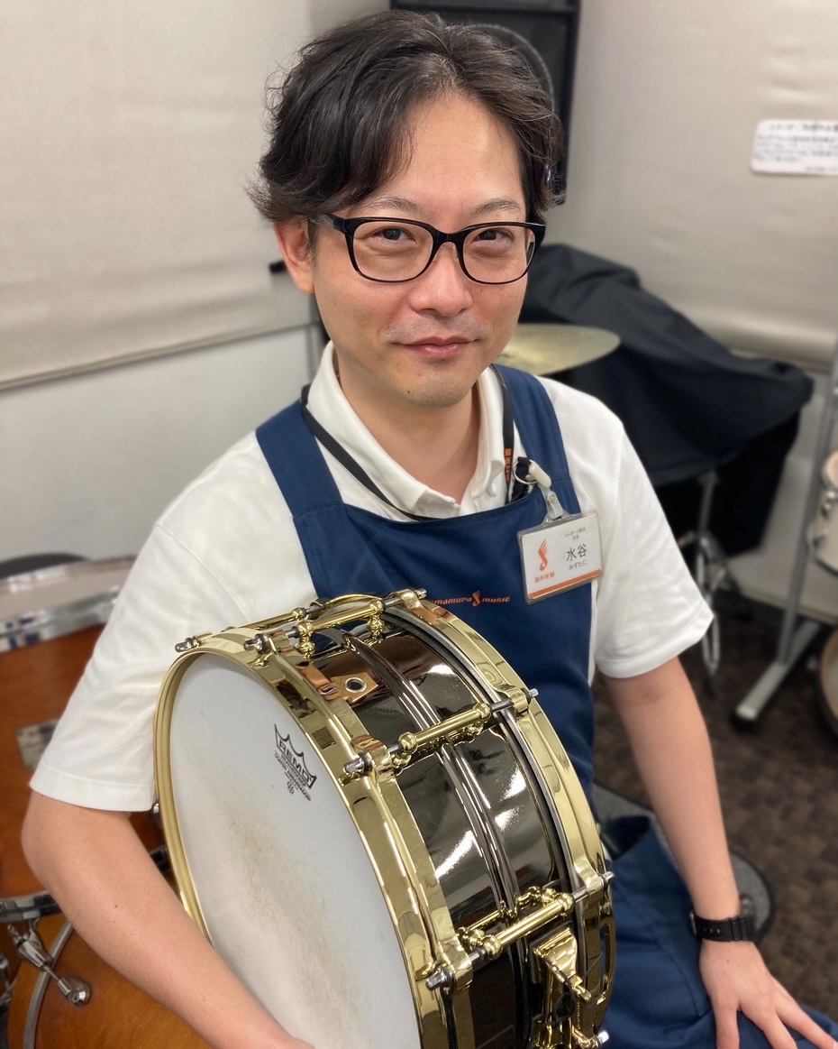 水谷(みずたに)
学生時代から始めたドラムを今も嗜んでいます。
店長になる前にも所属店舗でビギナーズ倶楽部を開催していましたので、お任せください！
一緒にドラムを楽しみましょう！