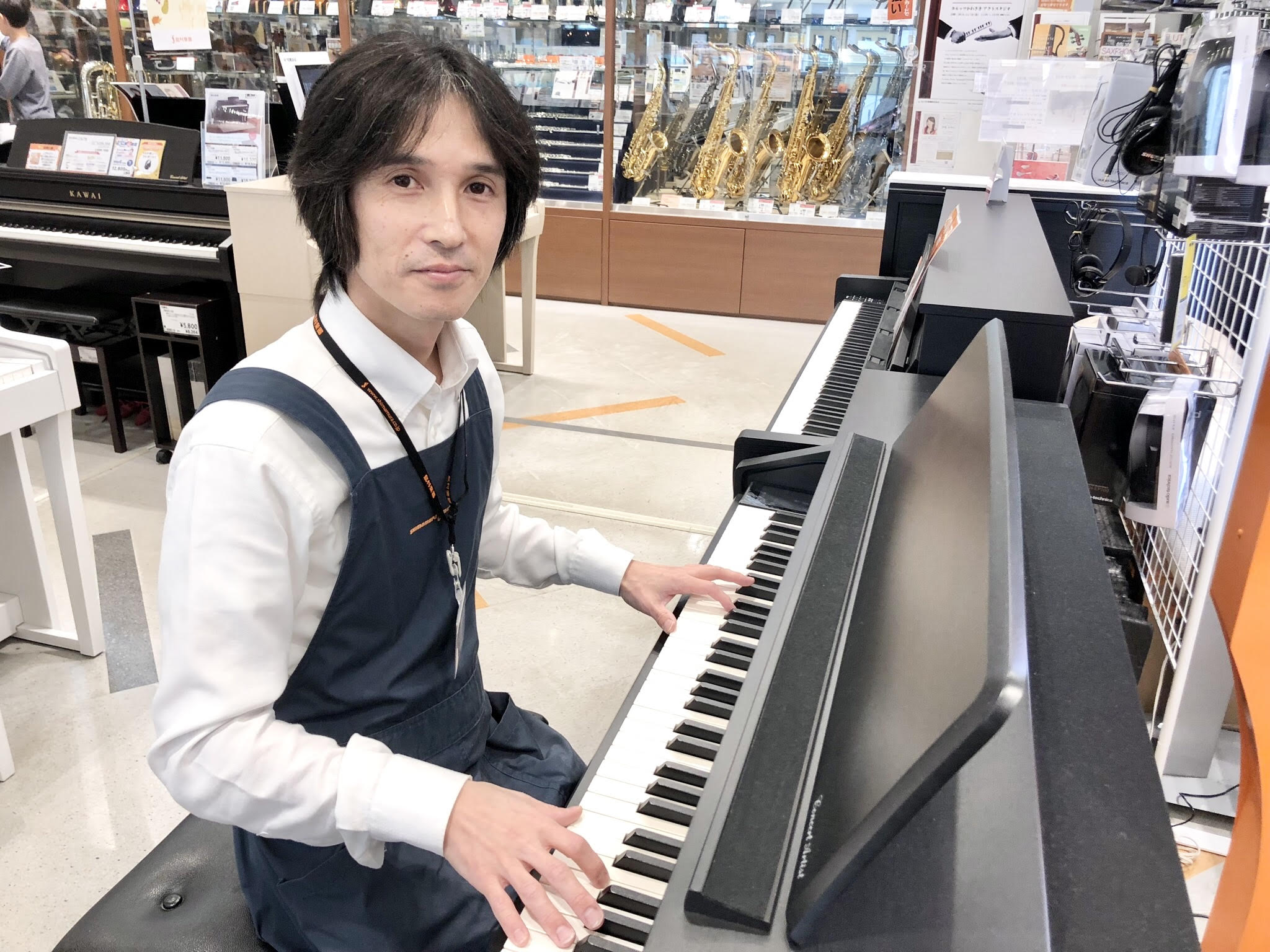 杉(すぎ)

入社して約25年。様々なお客様へピアノをご案内してきました。この経験と知識を活かしながら、お客様に寄り添う気持ちで、楽しいピアノ生活を送って頂きたい思いを第一に、分かり易く楽しいご案内を大切にしております。小さなご相談から喜んで対応しておりますので、いつでもお気軽にお声掛け下さい。皆様のご来店を心よりお待ちしておりますので、どうぞよろしくお願い致します。
