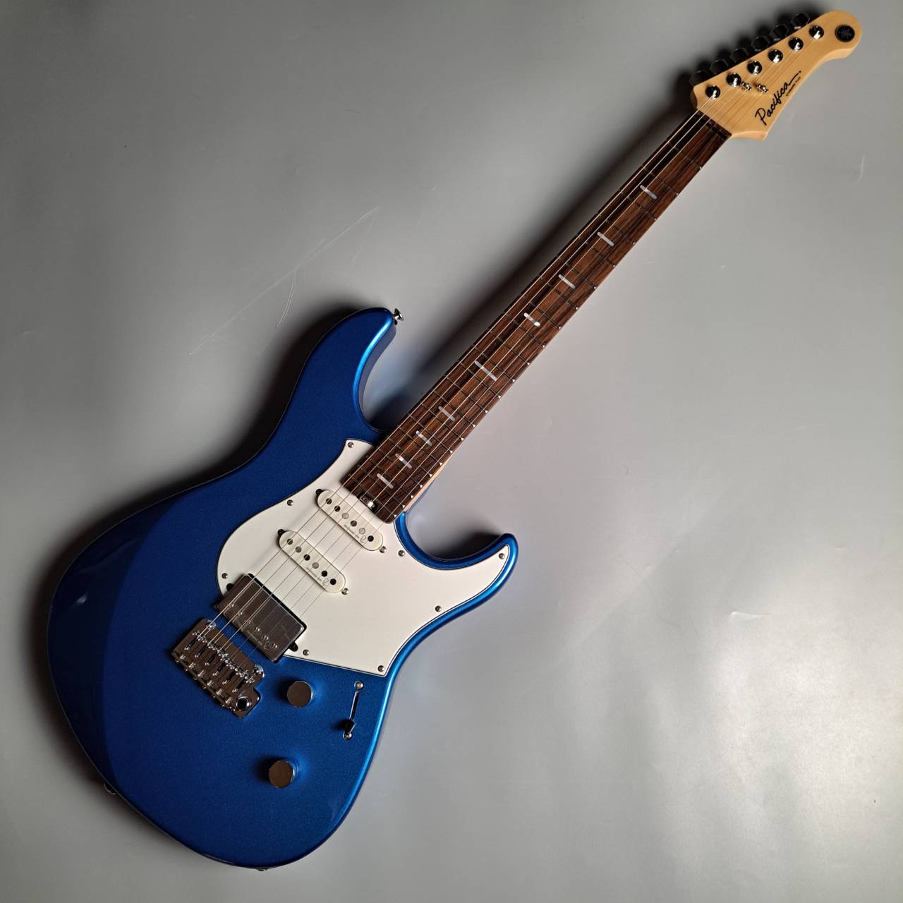 YAMAHA・PACS+12 SB
￥185,900（税込)
Professionalシリーズにも引けを取らない、ハイコストパフォーマンスモデル！国産ではないが、即戦力のギター！
