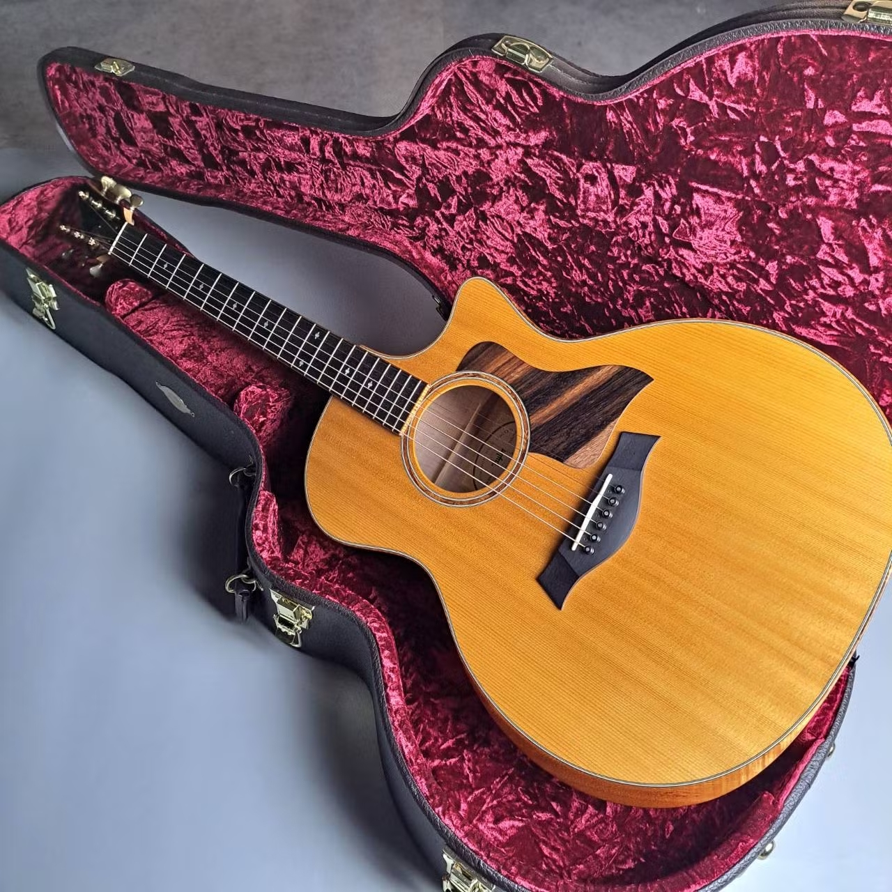 Taylor 【中古】GAce-Maple LTD SP
島村楽器オリジナルモデルとして発売されたメイプルサイドバックのテイラー。状態良好。
税込販売価格￥398,000