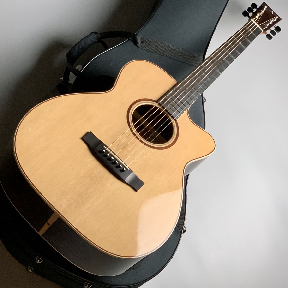 ASTURIAS Solo LTD/C
島村楽器限定のモデル！シダートップで音量大きいです！在庫期間が長いためアウトレット特価！
税込販売価格￥228,000