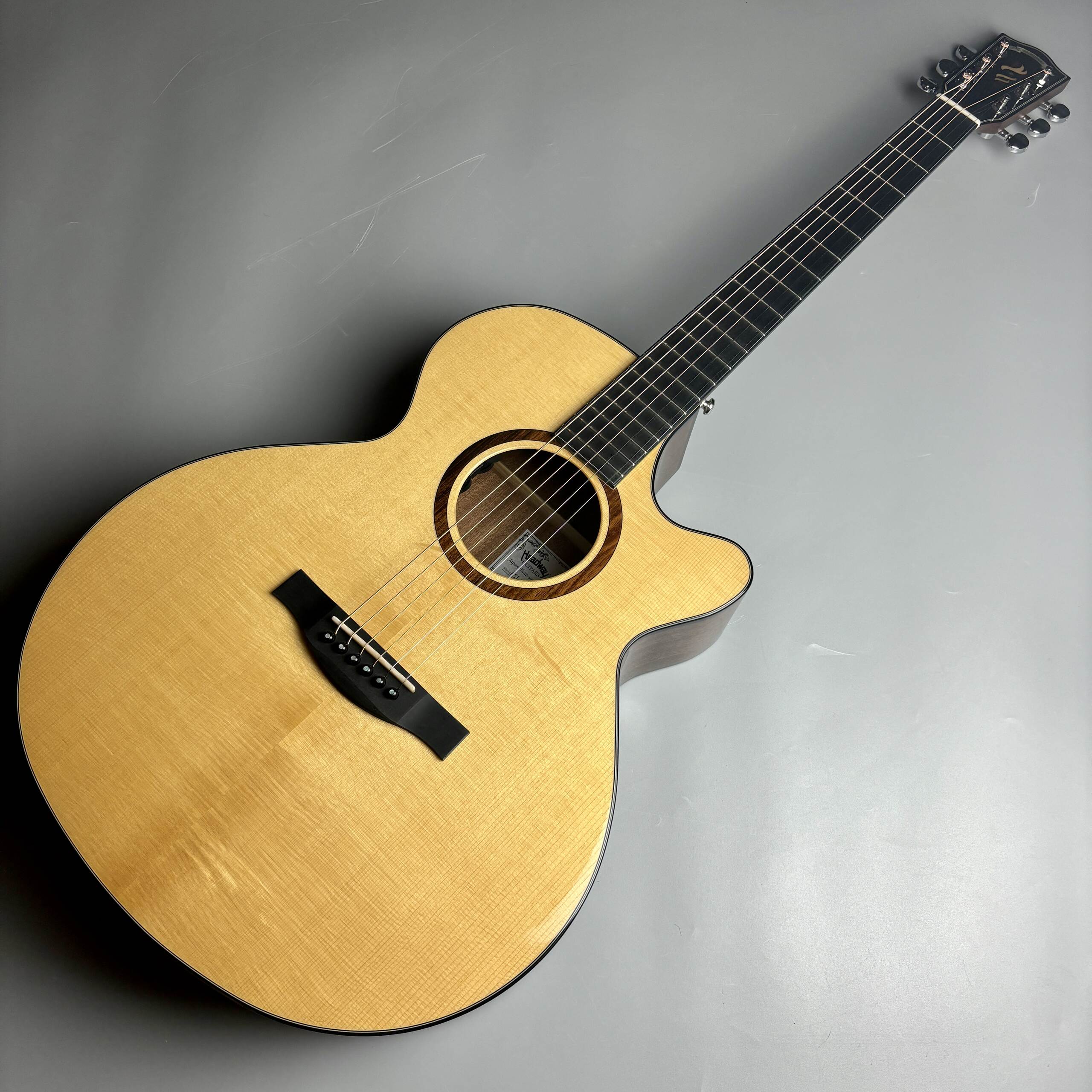 Headway HSJ-5085SE
洗練されたデザインが魅力！ソロギターにもおすすめなモデル。抱えやすいボディシェイプながらも、深胴＆ロング・スケールで、ボリュームと演奏性のバランスも良し！
税込販売価格￥88,000