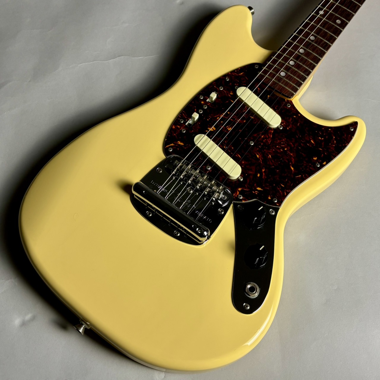 FenderJapan・【中古】MG69-65 YWH
税込販売価格￥79,800
ショートスケールのネックにコンパクトなボディ、多彩なサウンドとダイナミックビブラートを備えた機能美あふれるムスタング。
