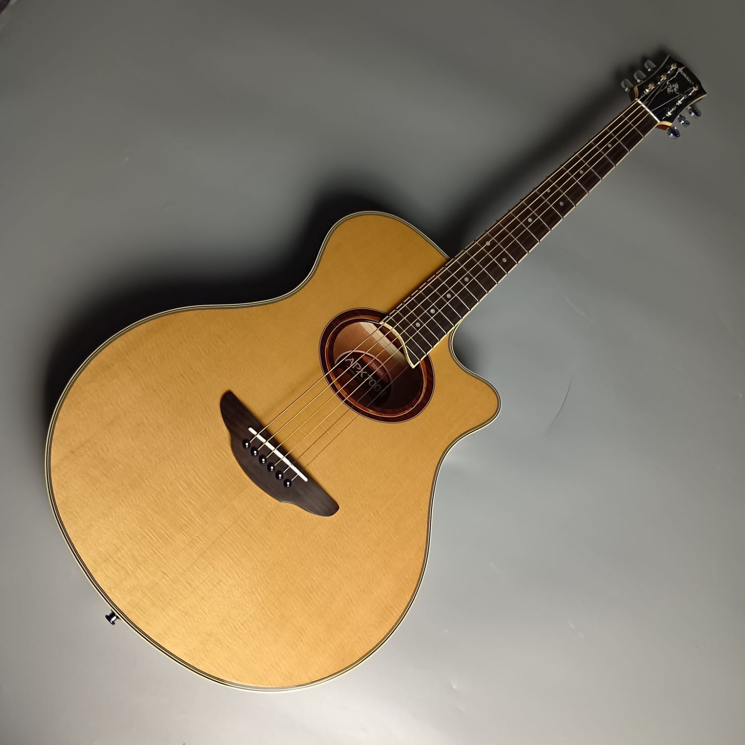 YAMAHA・APX700２N
税込販売価格￥31,800
超美品のエレアコが中古にて入荷！初心者や女性の方も持ちやすいコンパクトボディが特徴！